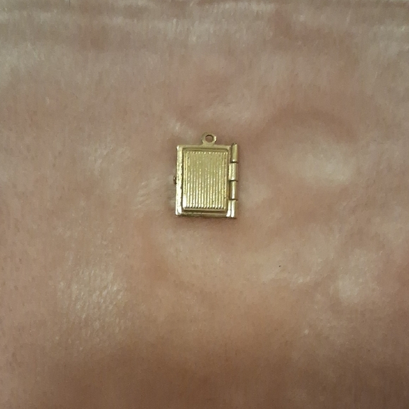 Gold Locket Pendant - Picture 4 of 4